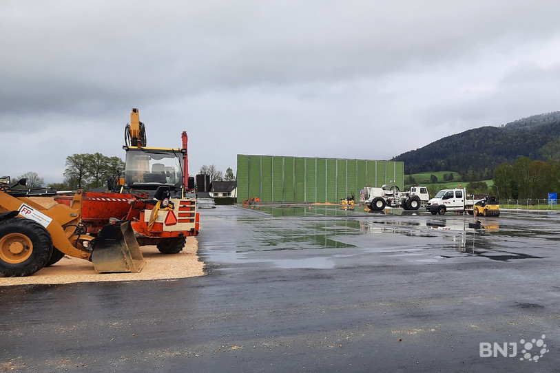 Un mur pare-bruit a été installé ce mercredi en amont du forage qui débutera le 21 mai sur le site de géothermie profonde à Haute-Sorne.
