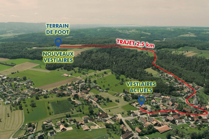 Les adeptes du ballon qui vont jouer à Coeuve doivent emprunter un itinéraire fastidieux pour rejoindre le terrain depuis l'actuel vestiaire. (Photo : FC Coeuve)