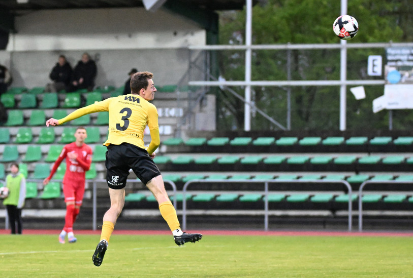 Roman Huber place un coup de tête gagnant pour les SR Delémont et signe son 1er but de l'exercice (photo : Georges Henz).