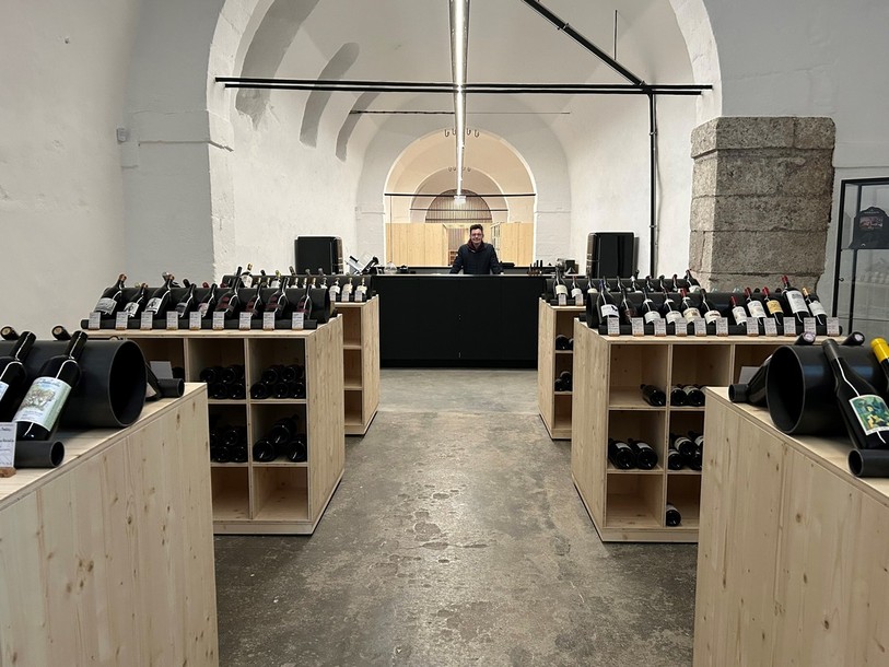Léo Macquat, cuisinier de formation, reprend la gestion de la vinothèque Les Caves du Château
