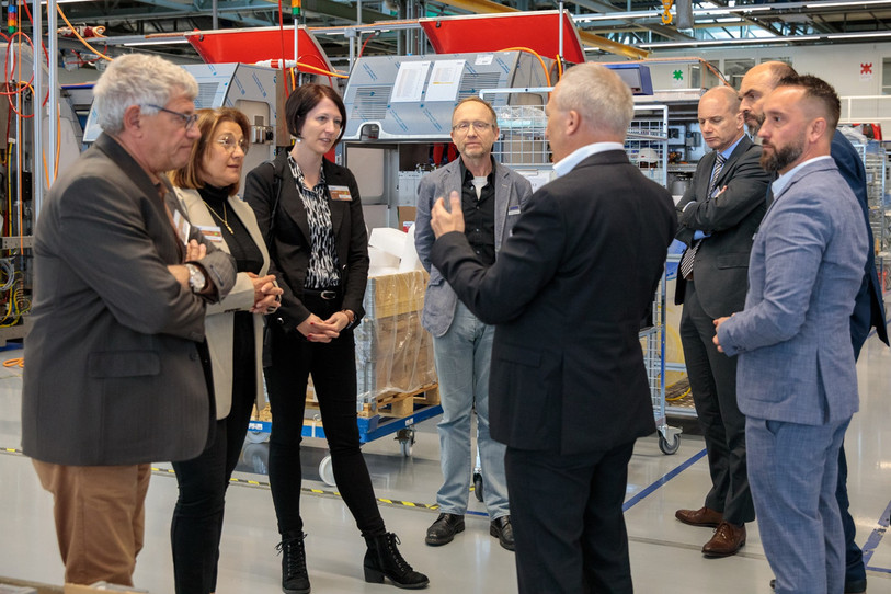 La décision de Mikron a été suivie par la visite du Conseil d'Etat neuchâtelois (photo : Mikron Switzerland AG).