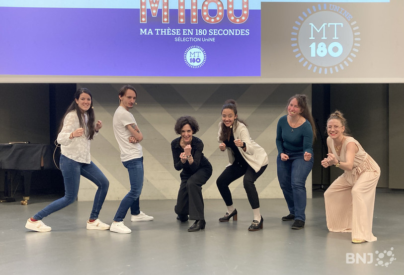 Quelques-uns des participants au concours Ma Thèse en 180 secondes entourant la professeure de théâtre Séverine Marquand-Koller (en noir).