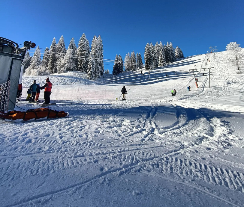 Le téléski du Crêt-Meuron reprendra du service ce samedi. La couche de neige permet une réouverture du site. (Photo : Association du téléski du Crêt-Meuron).