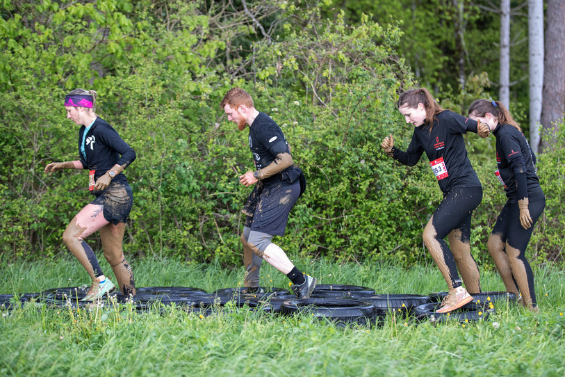 Les coureurs ont dû traverser plusieurs obstacles samedi. (Photo : Spartacus Race). 