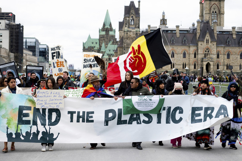Des manifestants lors d'une « Marche pour mettre fin à l'ère plastique » à Ottawa, alors que les représentants de plus de 170 pays, dont la Suisse, reprennent les négociations. (Photo : KEYSTONE / AP / Spencer Colby).