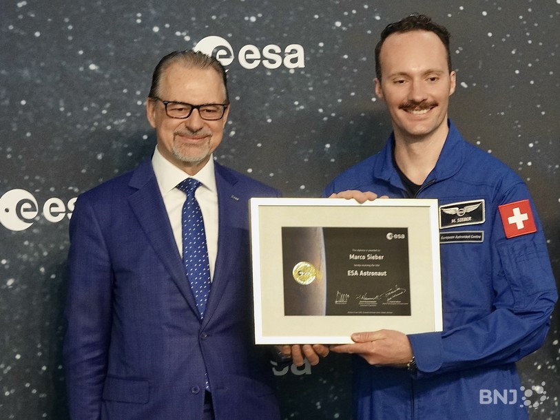 Marco Sieber a reçu son diplôme des mains de Josef Aeschbacher, directeur général de l'Agence spatiale européenne (ESA).