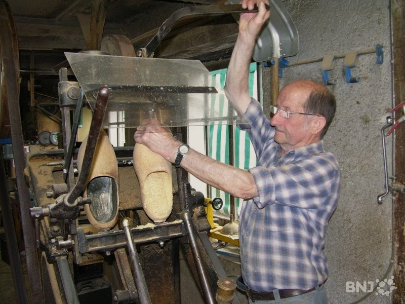 André Gaignat, le Sabotier de Cornol, croqué dans son atelier. (photo : archives)