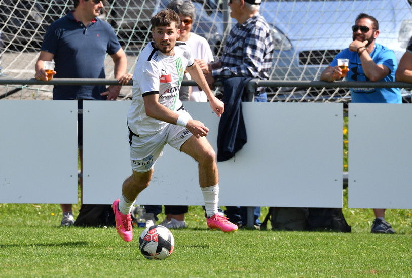 Dionys Stadelmann et ses coéquipiers du FC Courtételle n'ont pas trouvé la faille chez le co-leader (photo archives : Georges Henz).