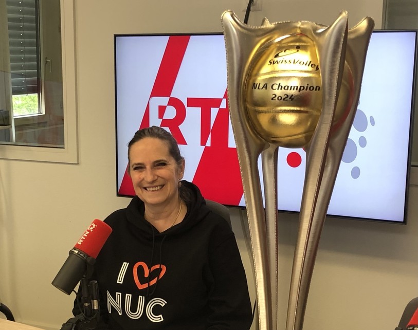 La présidente du NUC Jo Gutknecht avec le trophée dans les studios de RTN ce jeudi. 