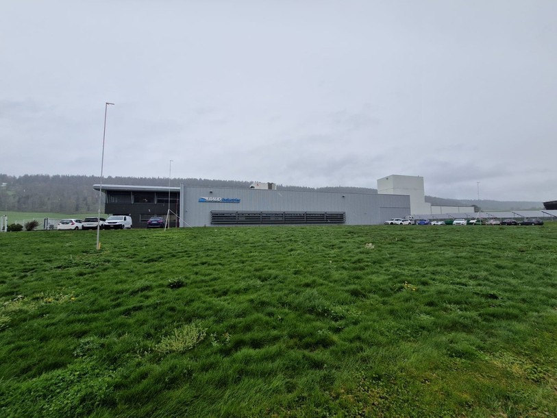 Le site de Baud Industries aux Verrières. La nouvelle extension se fera sur la parcelle devant le bâtiment actuel.
