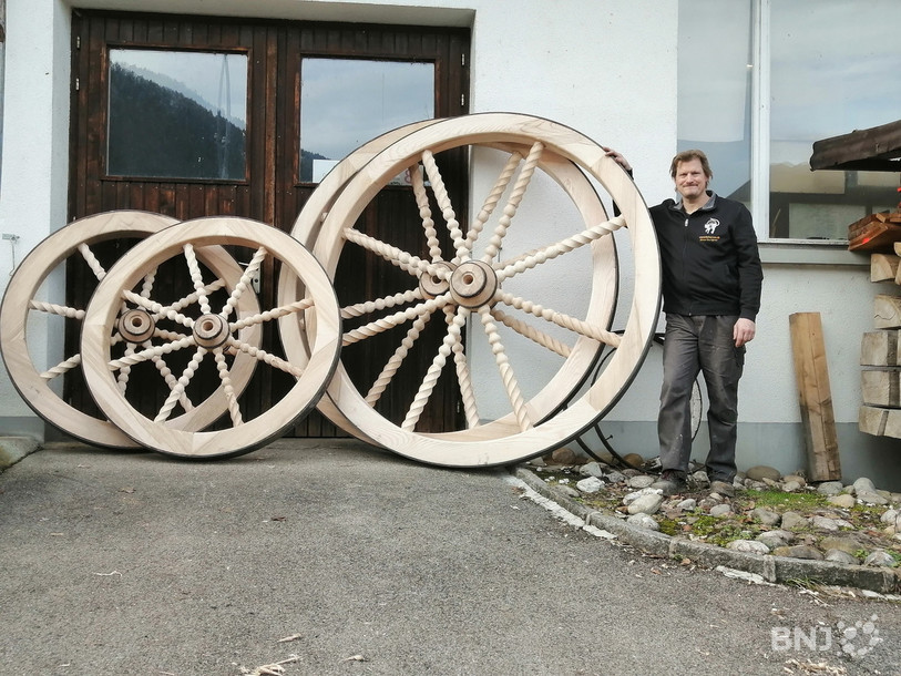 Blaise Martignier, unique charron jurassien, a été récemment sollicité pour la construction de quatre roues en bois et de décors pour un char du Parc Astérix à Paris.