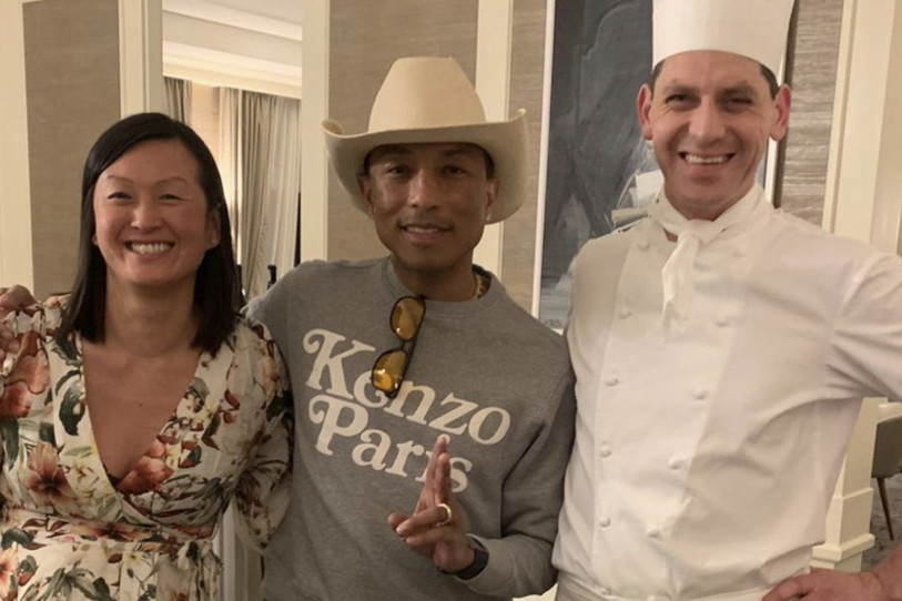 Pharrell Williams, entouré par le chef Jérémy Desbraux et sa compagne Anaëlle Roze.