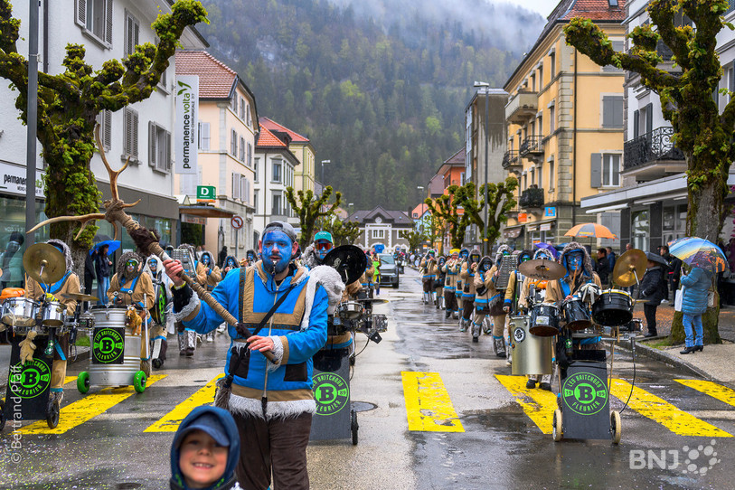 Les Britchons ont ouvert le grand cortège de Carnavallon dimanche après-midi dans les rues de Fleurier. (Photo: Bertrand Pfaff)