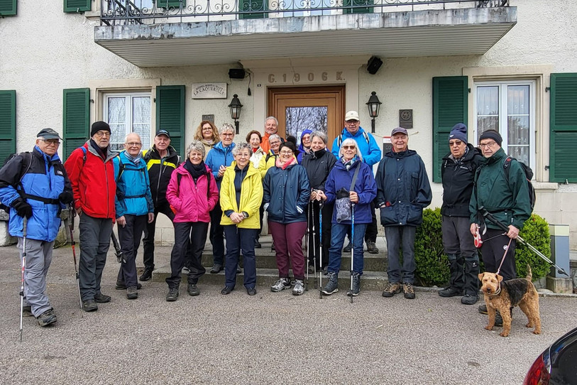 Quelques courageuses et courageux ont bravé les conditions pluvieuses pour fêter les 70 ans du Zonta Club Delémont. (Photo : Melina Brulhart)