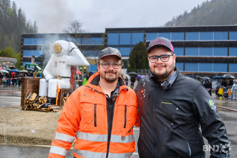 Florian (à gauche) et Yoan Margot, juste après avoir mis le feu au bonhomme hiver.