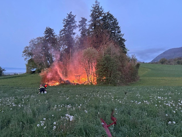 Une chapelle désaffectée a été ravagée par les flammes dans un champ à La Prise-Imer, au-dessus de Corcelles-Cormondrèche. (Photo: Police neuchâteloise)