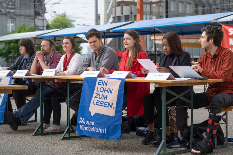 L’alliance regroupant des partis de gauche, des syndicats et des organisations d'entraide lance son initiative pour un salaire minimum à Bienne. (photo : Lucas Dubuis)