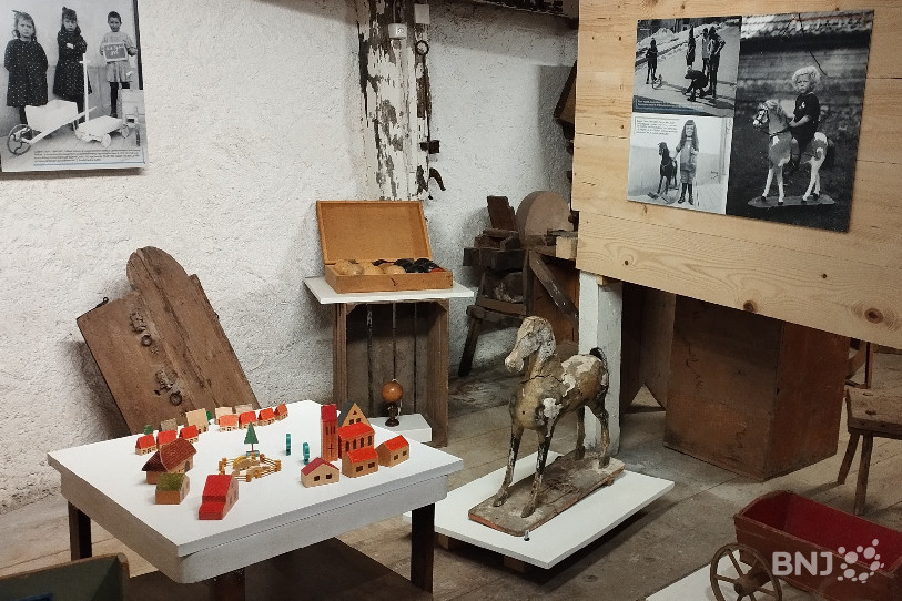 Le Musée rural jurassien expose d'anciens jouets, jeux ainsi que des photographies prises au siècle dernier.