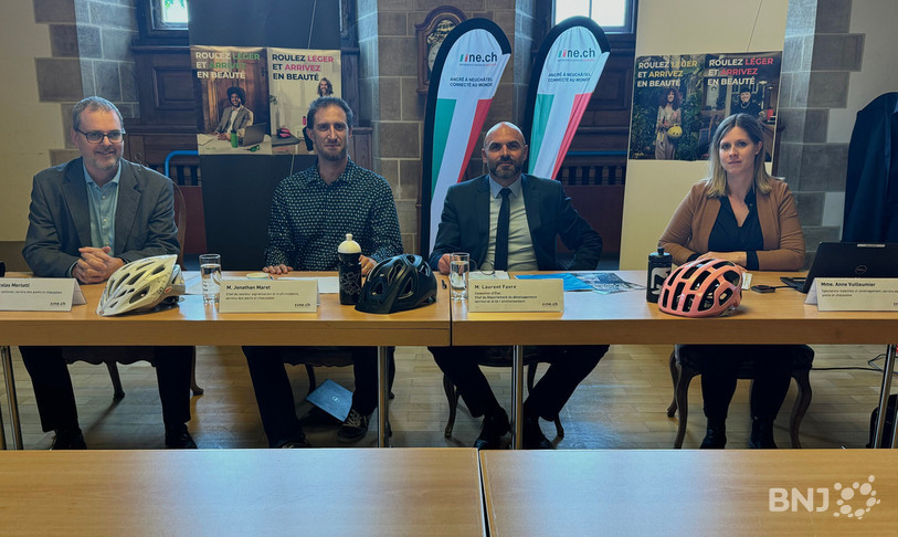 De gauche à droite : Nicolas Merlotti, ingénieur cantonal, Jonathan Maret, répondant pour la mobilité douce au service des ponts et chaussées, Laurent Favre conseiller d’État en charge du développement territorial et de l’environnement et Anne Vuilleumier, responsable projet de promotion de la mobilité cyclable au Service des ponts et chaussées ont participé au point-presse jeudi. 