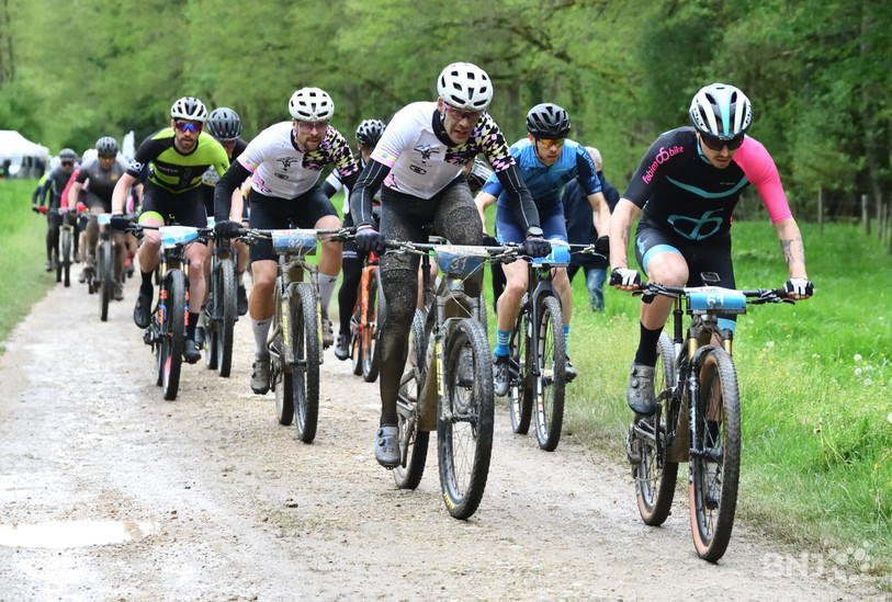 Les vététistes ont bravé la boue en ouverture du Trophée jurassien. (Photo : Georges Henz)