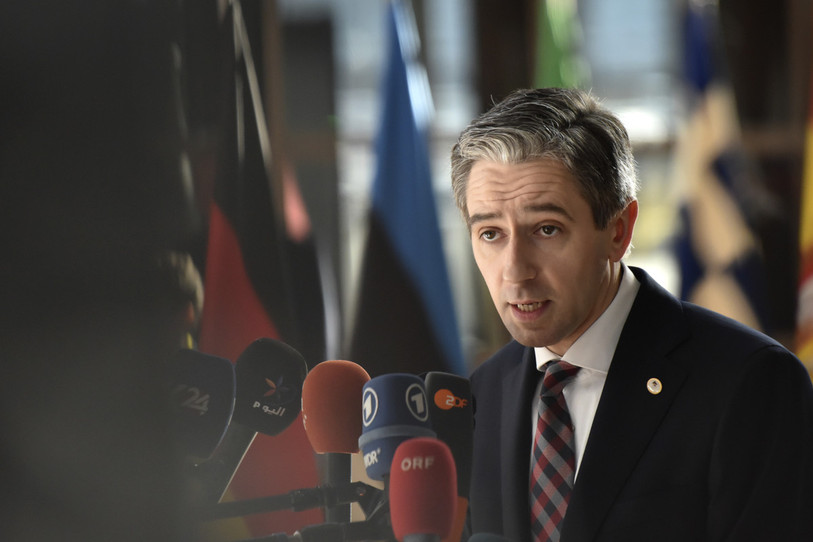 Le Premier ministre irlandais Simon Harris a critiqué la loi votée par le Royaume-Uni. (Photo : AP Photo/Harry Nakos)