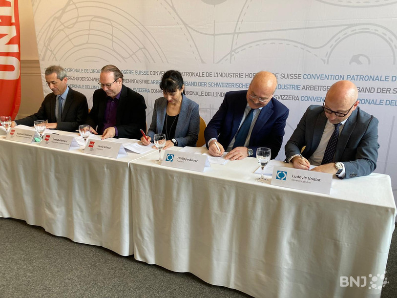 Les représentants du syndicat Unia et de la Convention patronale de l'industrie horlogère suisse ont signé la nouvelle CCT ce vendredi. De gauche à droite : Raphaël Thiémard, responsable Unia pour le secteur horloger, Yves Defferrard, responsable Unia du secteur industrie, Vania Alleva, présidente d’Unia, Philippe Bauer, président de la Convention patronale horlogère suisse et Ludovic Voillat, secrétaire général de la Convention patronale horlogère suisse.