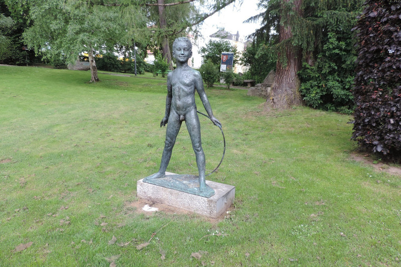 Habituellement bien campé sur ses deux pieds, l'Enfant au cerceau s'est retrouvé le nez dans l'herbe dans la nuit du 29 au 30 avril. (Photo : Musée d'histoire de La Chaux-de-Fonds)