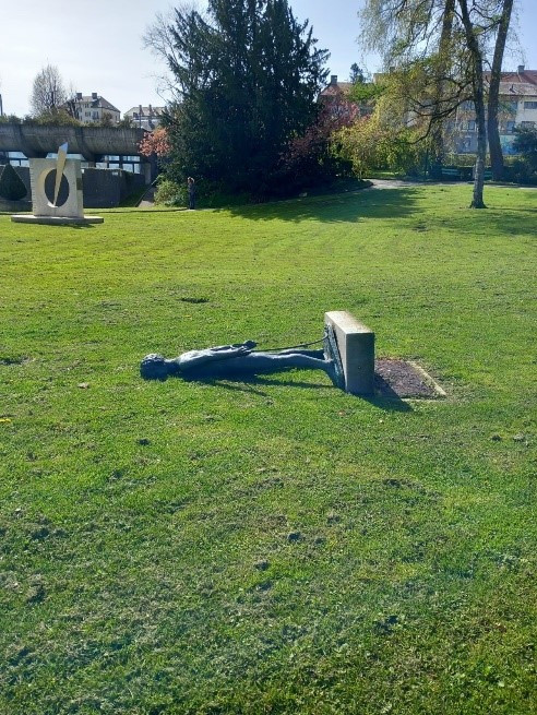 La sculpture fait régulièrement l’objet d’actes de vandalisme.&nbsp;(Photo : Musée d'histoire de La Chaux-de-Fonds)