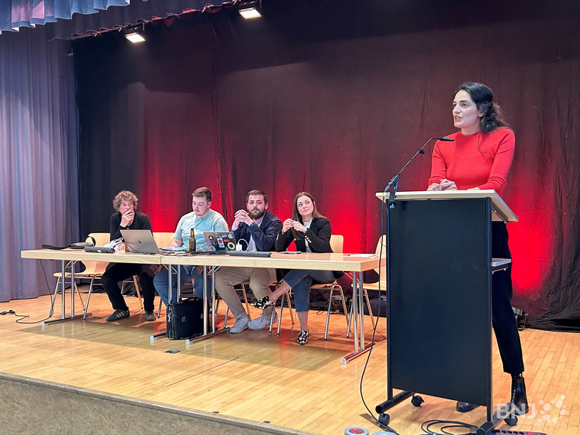 Le Parti socialiste du Grand Chasseral met fin à une séparation de 50 ans. De gauche à droite : Gilles Marchand (communication), Théo Brand (co-président), Quentin Colombo, Chiara Voisin (caissière) et Maurane Riesen (co-présidente).