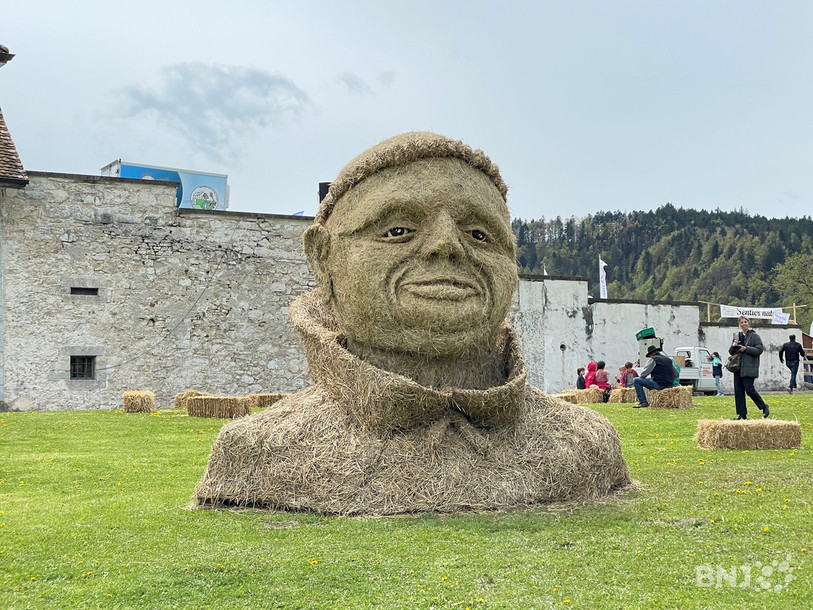 Devant la maison de la Tête de Moine, des sculptures de foin accueillent les visiteurs.