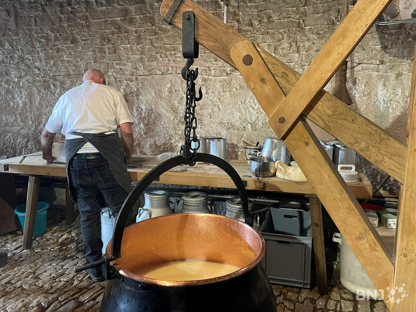 Un atelier de fabrication artisanal de Tête de Moine est proposé aux visiteurs. Le lait est caillé dans un chaudron contenant 70 litres de lait.