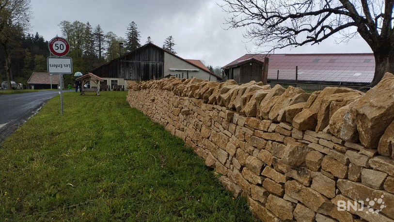 Entre dix et quinze artisans ont œuvré pendant plus d'un an à la restauration des murs de pierres sèches.