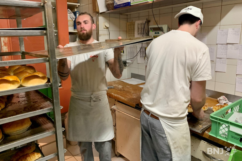 La fabrication des pains et viennoiseries commence à minuit et demi à la boulangerie.