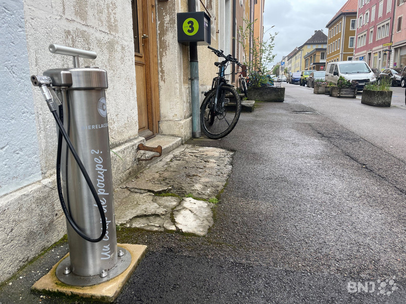 La pompe à vélo en libre-service installée par un privé à la rue de la Serre 1, à La Chaux-de-Fonds.