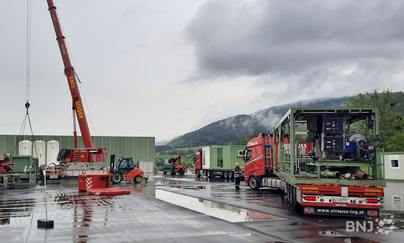 Les camions se sont activés la semaine passée sur le site du projet de géothermie profonde à Glovelier pour amener les pièces de la foreuse. (Photo : archives)