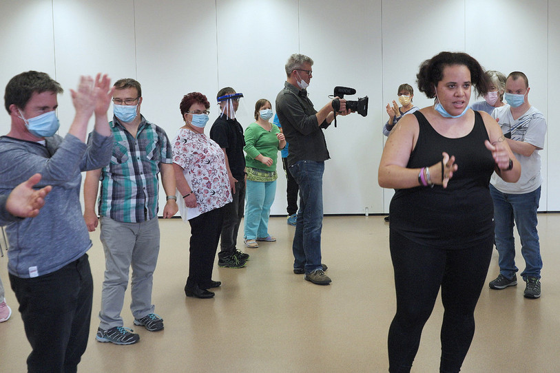 Le réalisateur Thierry Koller (au centre avec la caméra) a suivi les comédiens de la troupe de théâtre de Pro Infirmis Jura-Neuchâtel pendant plus d'une année et demi pour le documentaire « Stars de tous les instants ». (Photo: Pro Infirmis Jura-Neuchâtel)