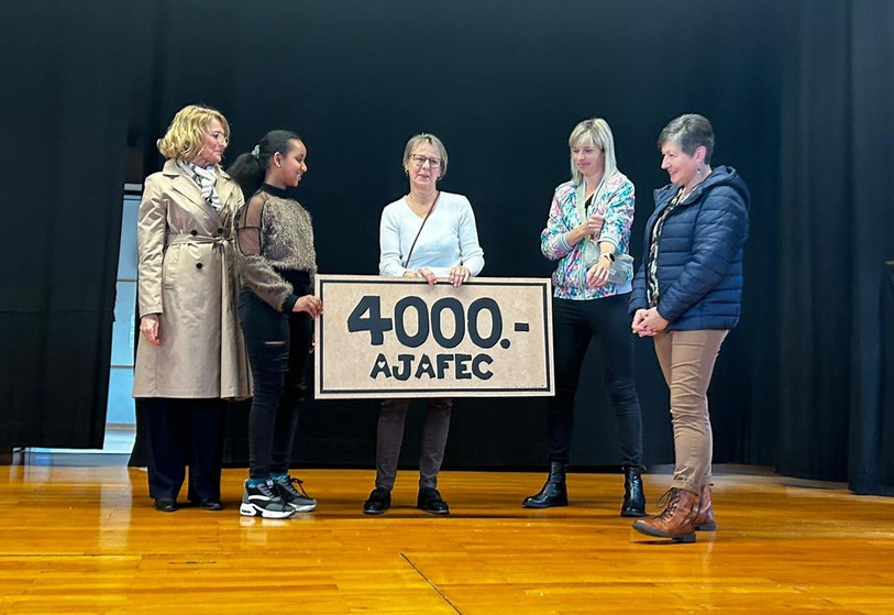 Le chèque a été remis mardi matin à l'AJAFEC. (Photo : école primaire de Bassecourt)