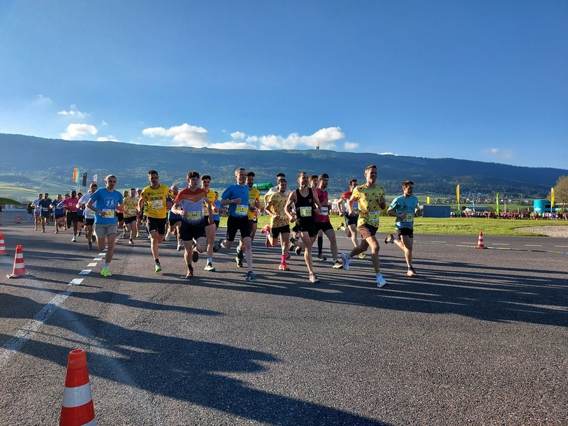 Le peloton s'est élancé au soleil dans le cadre particulier du circuit de Lignières, avec le Chasseral en toile de fond. 