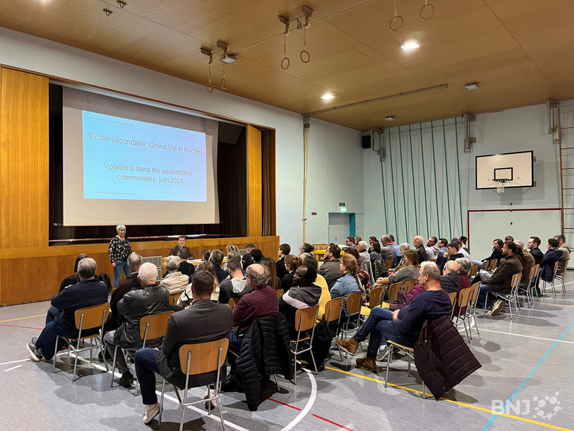 L'expert Aldo Dalla Piazza, mandaté par le Canton pour accompagner les Communes dans le dossier de l'avenir de l'école secondaire dans le Cornet, a pu répondre aux nombreuses questions et inquiétudes de la cinquantaine de participants présents.