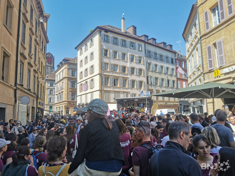 Les choristes ont envahi les rues de Neuchâtel ce samedi pour une prestation intergénérationnelle. 