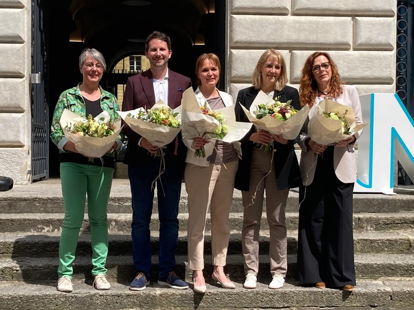 Le nouveau Conseil communal de Neuchâtel avec de gauche à droite : Johanna Lott Fischer (Les Verts), Jonathan Gretillat (PS), Violaine Blétry-de Montmollin (PLR), Nicole Baur (Les Verts) et Julie Courcier Delafontaine (PS).