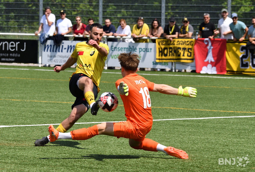 L'attaquant delémontain Sofiane Achour se heurte au gardien zurichois Patrick Zajac. Sur le rebond, Théo Opoku ouvrira le score pour les SRD. (Photo: Georges Henz)
