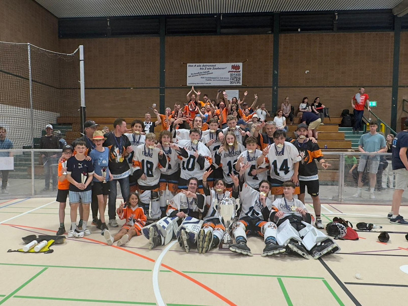 Les novices du SHC Rossemaison trônent sur le toit de l'Europe (photo : SHC Rossemaison).