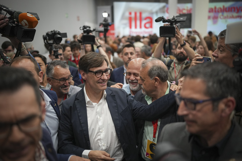 Le candidat socialiste Salvador Illa salue ses partisans après l'annonce des résultats des élections au parlement catalan à Barcelone, le dimanche 12 mai 2024.(Photo : Emilio Morenatti/AP Photo)