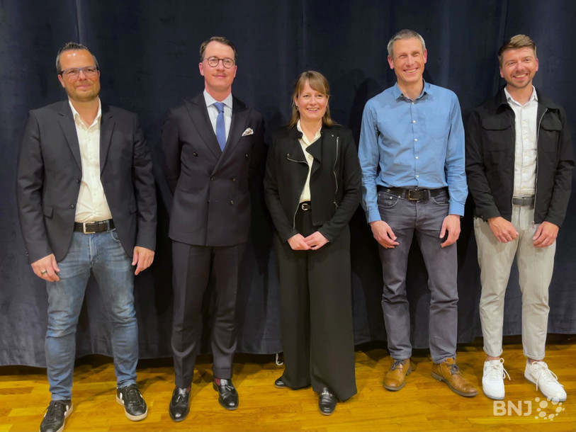 Yann Klauser (PLR), Benoît Simon-Vermot (PLR), Sarah Fuchs Rota (PS), Eric Sivignon (PS) et Malo Bortolini (PLR) : les cinq membres du Conseil communal de Val-de-Travers ont été élus lundi soir à Couvet.