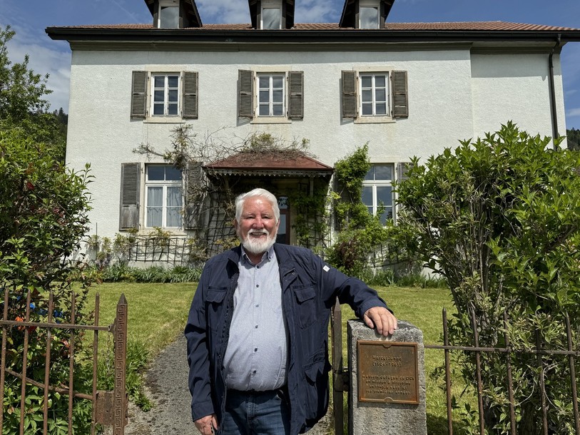 Benoit Junod, fils du docteur Marcel Junod, devant la maison où a grandi son père à Chézard-Saint-Martin.