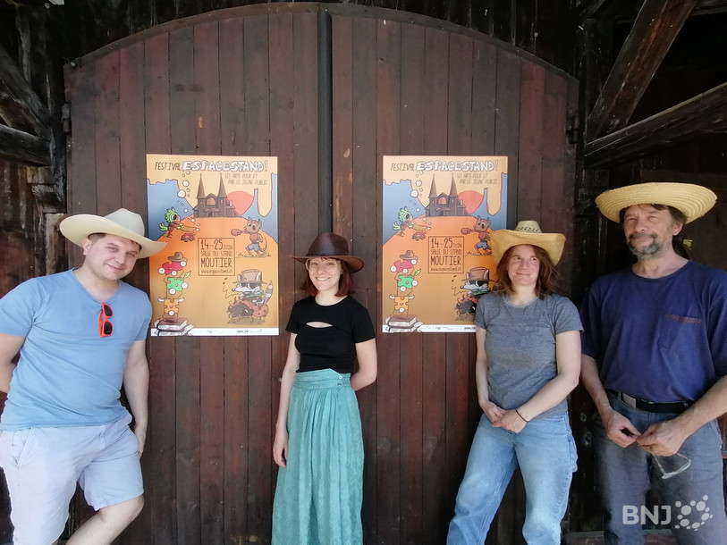 Le comité et les associés du festival Espacestand! posent devant l'affiche de cette 9e édition dans une ambiance western : Célien Milani, Eve Mittempergher, Mélanie Plüss et Fabien Charmillot (manque Alicia Dubois).
