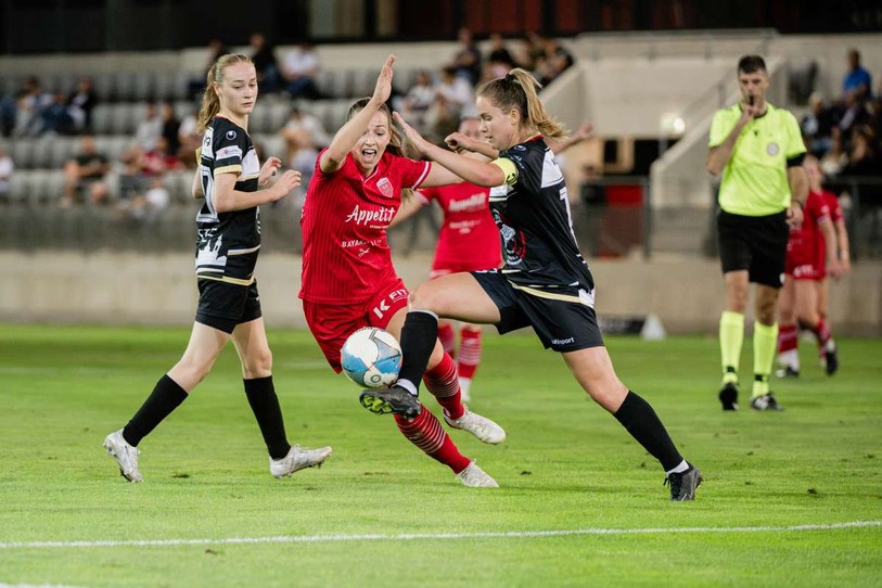 Le FC Bienne Women, dont fait partie Carina Gerber (en rouge) est né en 2022 de l’accueil du FC Walperswil au sein de la Tissot Arena. (Photo : archives/ Matthias Käser)