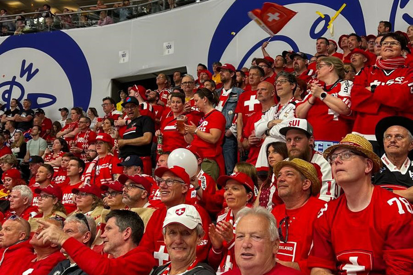 Les supporters suisses du Championnat du monde de hockey, lors du match entre la Suisse et la République-Tchèque, qui s'est déroulé lundi à Prague.