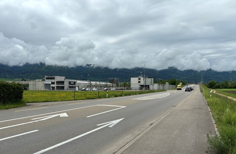 Le giratoire des Prés-Roses doit prendre place au niveau de la route d'accès à la police cantonale. (Photo : archives).